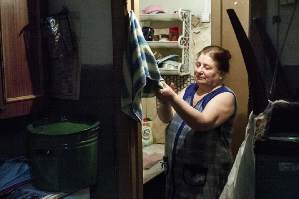 Семья из пожилой матери и взрослого сына жила в подвальных комнатах 40 лет. Фото: Анна ЗАЙКОВА