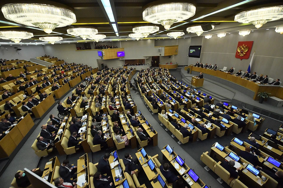Госдума сразу во втором и третьем чтении приняла закон о конфискации имущества за фейки о российских Вооруженных силах и призывы к борьбе против государства.