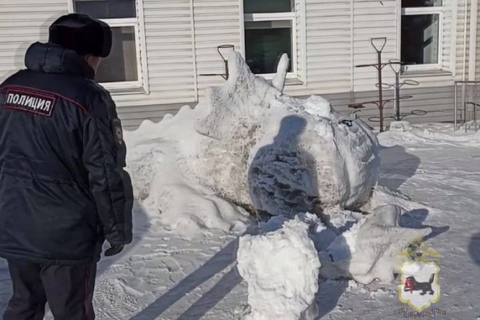 В Бохане Иркутской области двое мужчин сломали голову ледяному дракону