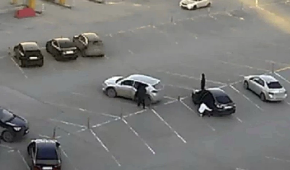 Двое налетчиков сели в машину к мужчине на парковке торгового центра и попытались забрать деньги. Фото: кадр видео ГУ МВД по Пермскому краю.