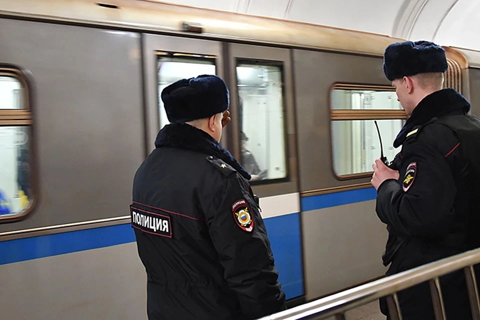 В столичном метро пассажир упал под прибывающий поезд и погиб