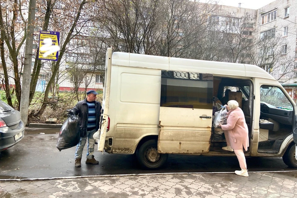 Разгрузка вещей в помощь нуждающимся людям. Фото: ТБФ "Мама"