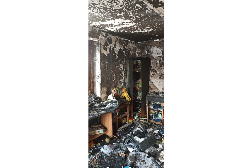 Из-за пожара в Новокузнецке мама с маленьким ребенком лишились квартиры.