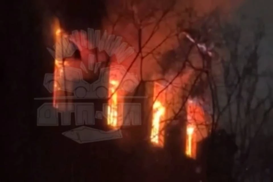 Пожар в здании начался вечером 1 февраля. Фото: скриншот видео/vk.com/murmansk_dtp