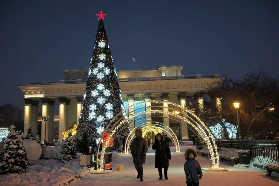 В Новосибирске до 12 февраля планируют снять все новогодние украшения в Театральном и Первомайском скверах.