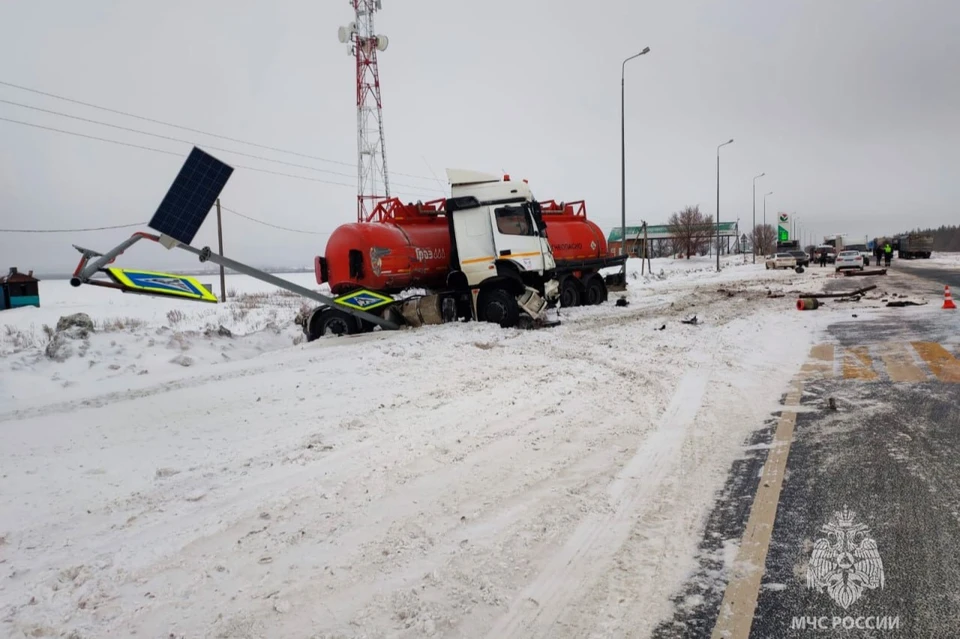 В Оренбургской области из-за столкновения двух бензовозов перекрыли участок трассы «М-5