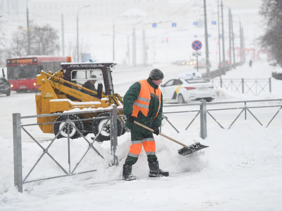 По данным на нынешнюю дату, удалось привести в порядок и очистить от снега все основные городские магистрали.
