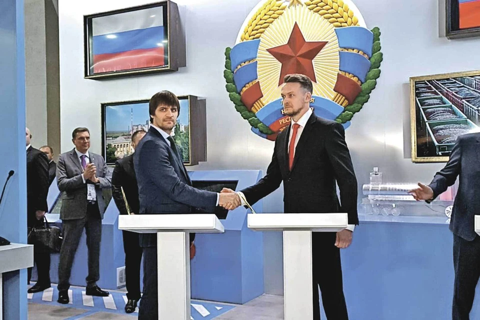 Министр топлива, энергетики и угольной промышленности ЛНР Денис Ярош (на фото - справа).