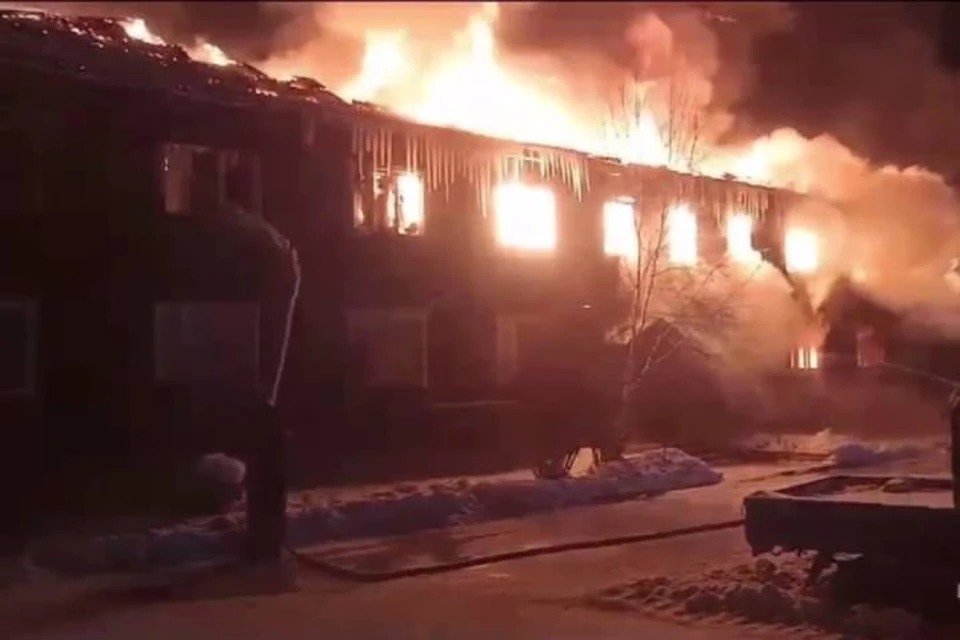 Площадь пожара в жилом доме в Усть-Илимске достигла 700 квадратных метров