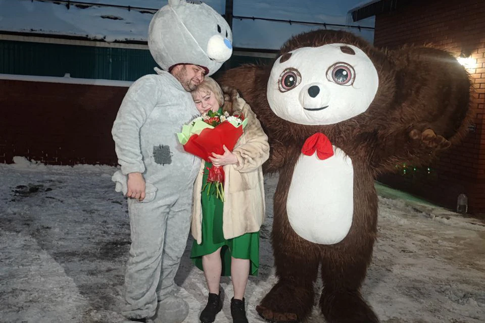 Самарский боец вернулся в мамин день рождения и поздравил ее в костюме медвежонка.