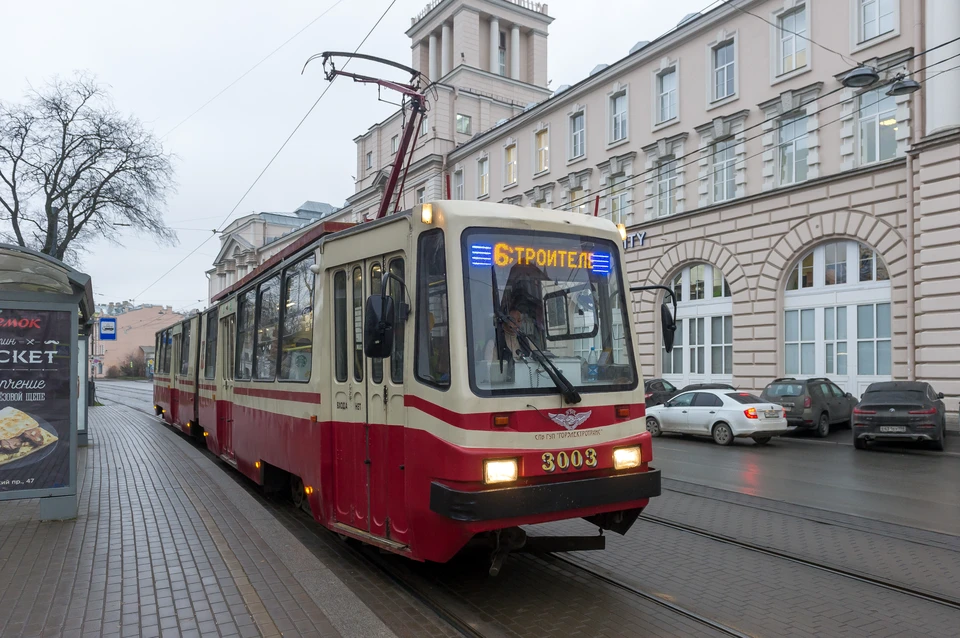 15 трамвайных маршрутов, связывающих станции метро, ускорят в Петербурге.