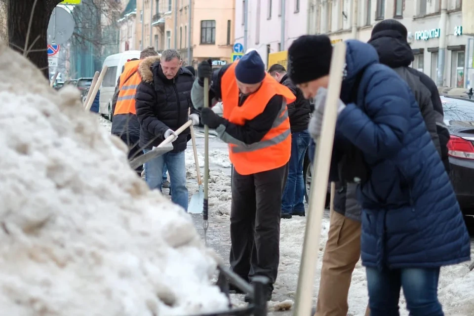 Дорожники используют пескосоляную смесь для уборки гололеда в Петербурге.