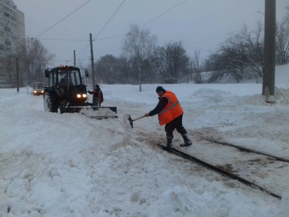 В ночь на 6 февраля дороги в Ульяновске очищала от снега 71 единица спецтехники. Фото администрация Ульяновска