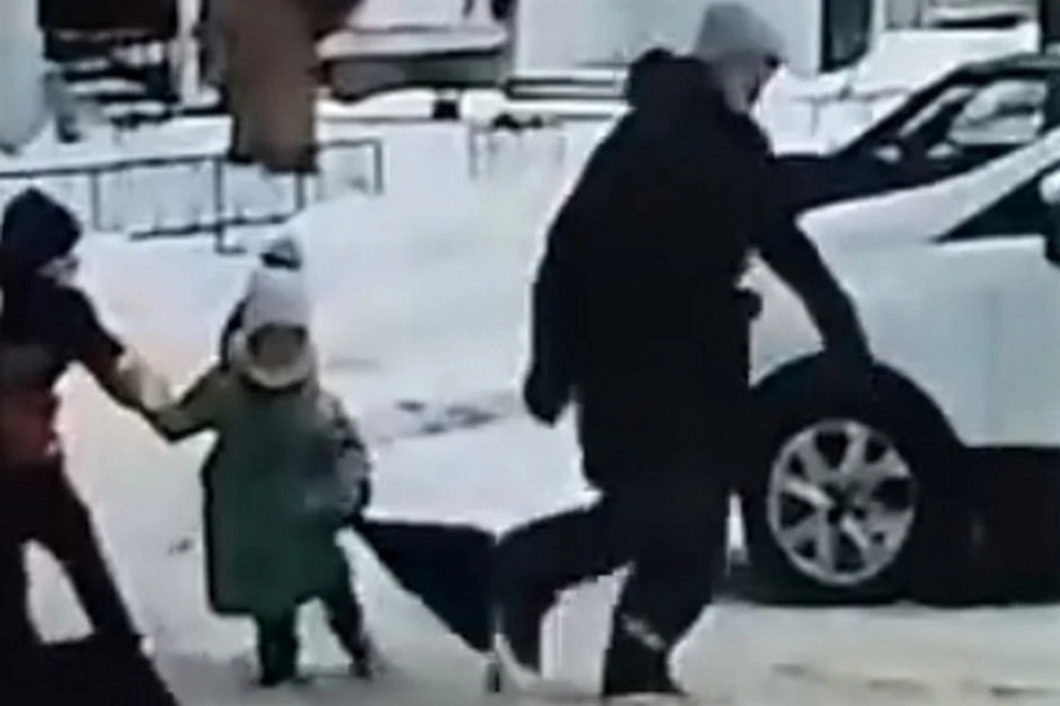 Незнакомец подошел сзади и схватил ребенка за руку. Фото: скрин видеозаписи с уличных видеокамер