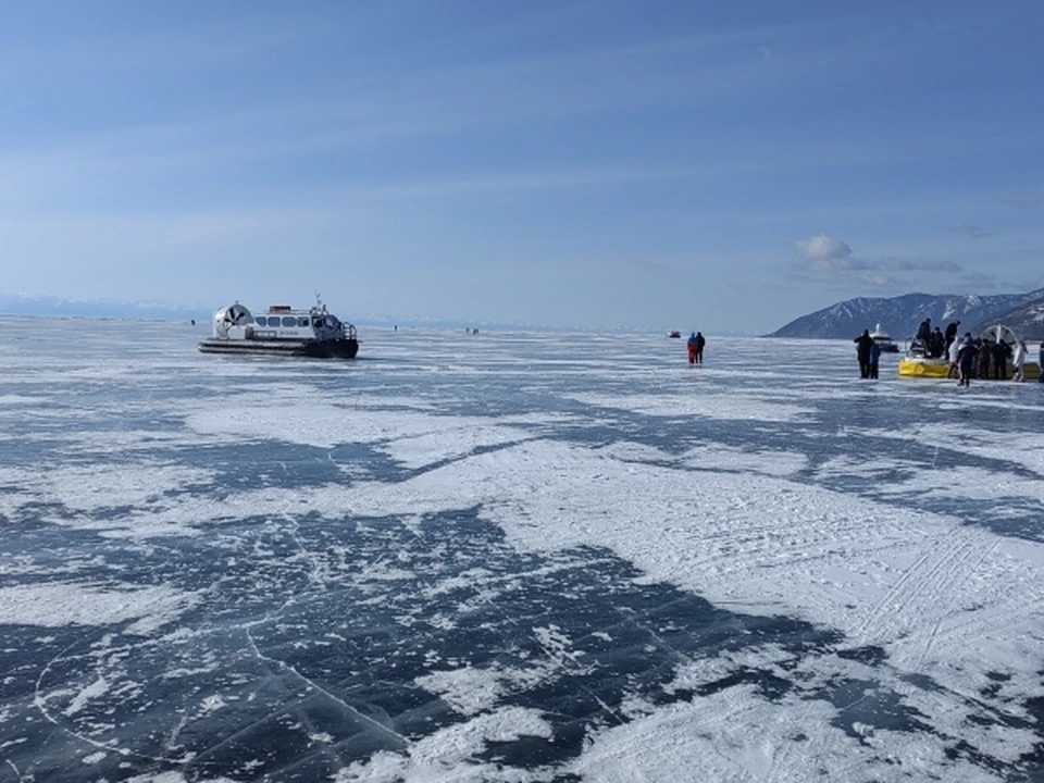 В Улан-Удэ на Байкале под туристами на коньках треснул лед