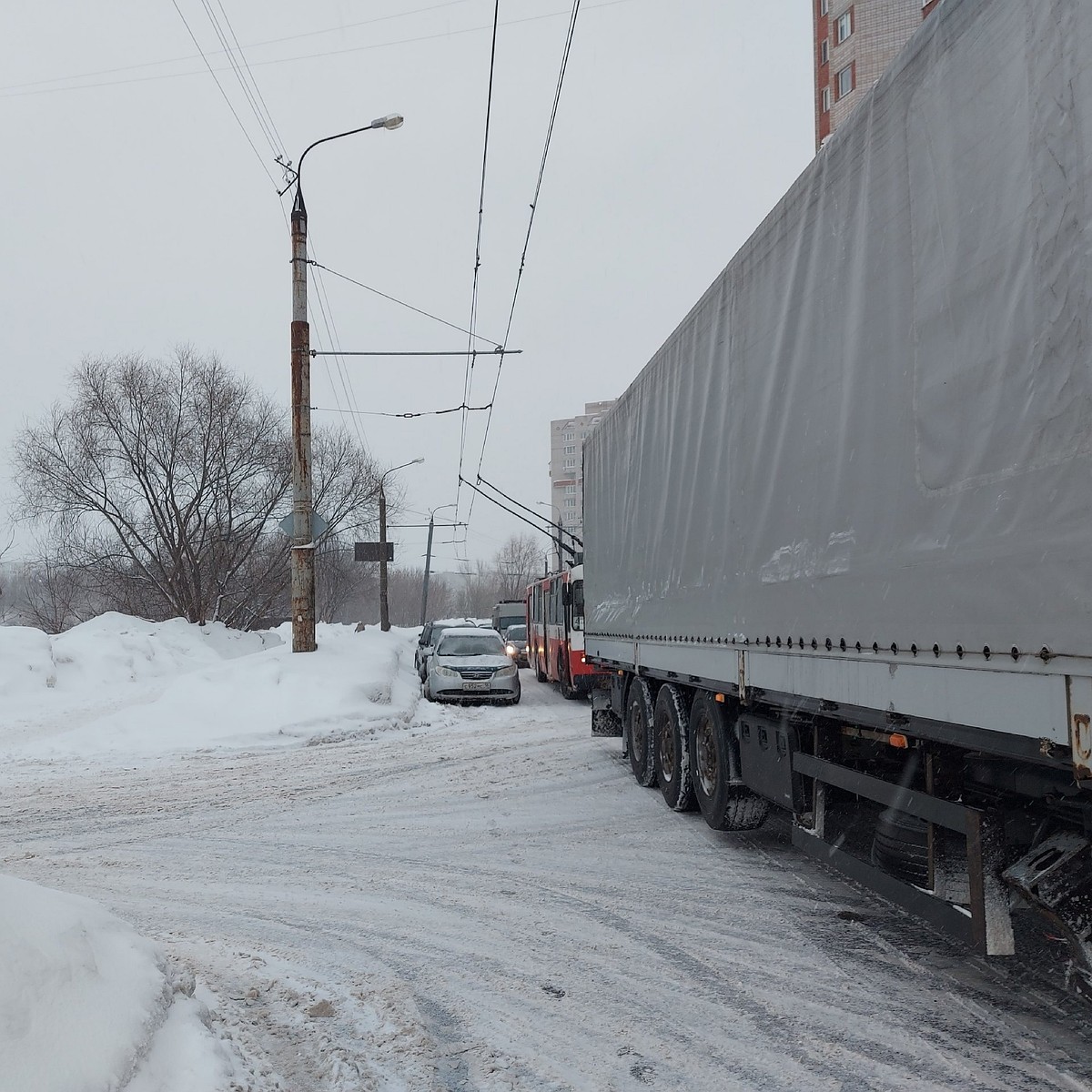 Троллейбусы не идут по Автозаводскому проезду в Ижевске - KP.RU