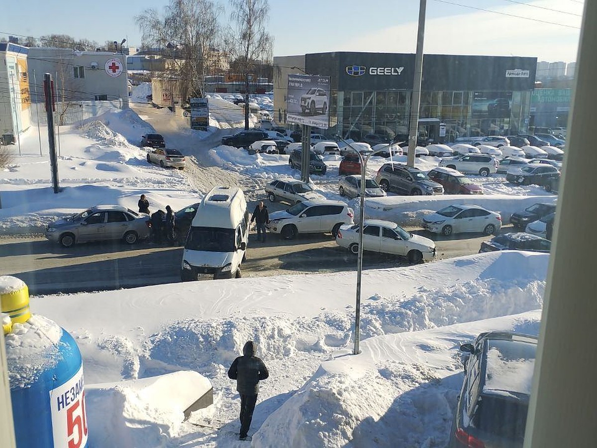 В Ульяновске улице Урицкого из-за массового ДТП образовалась большая пробка  - KP.RU