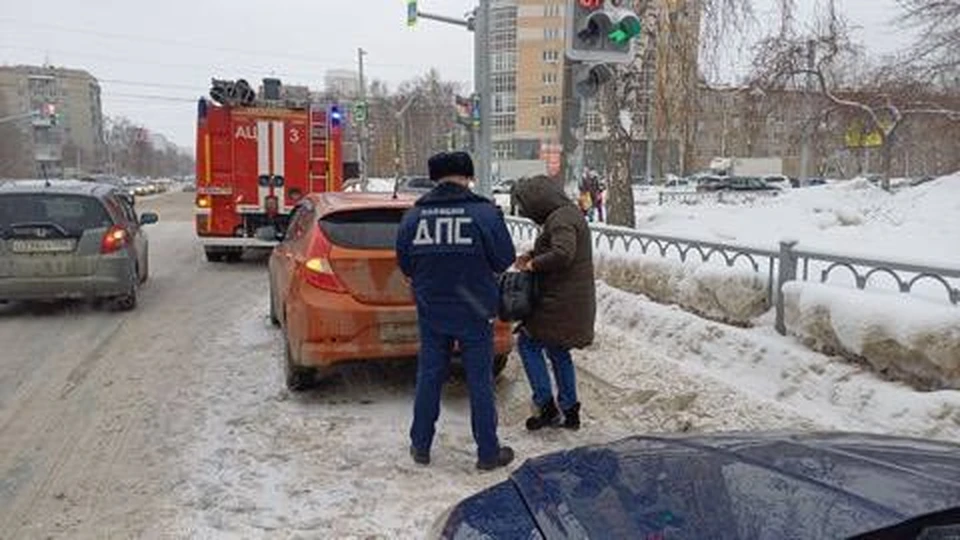 В Екатеринбурге водитель Skoda наехала на стоящий Hyundai. Фото: Госавтоинспекция Екатеринбурга