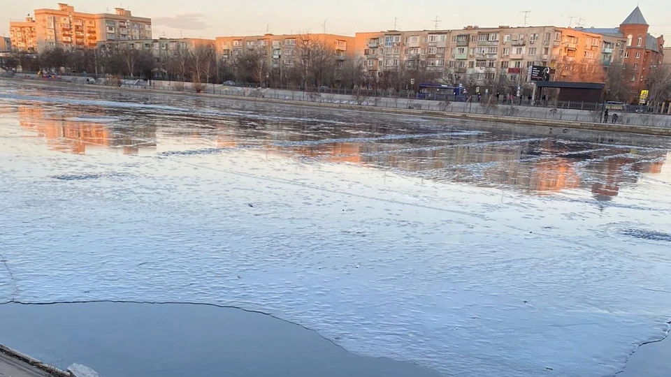 В связи с тёплой погодой начал таять лёд на водоёмах