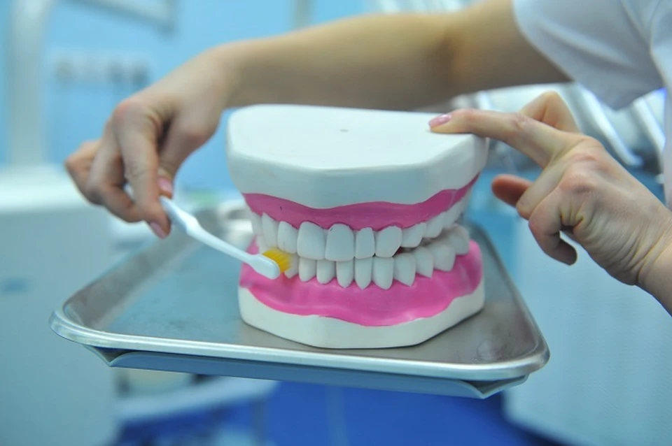 Стоматологи используют мобильный комплекс для чистки зубов школьникам Магадана