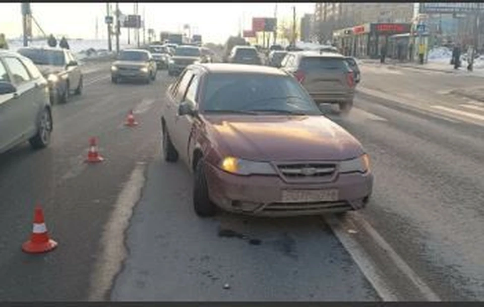 Фото: В Саратове 20-летняя девушка нарушила правила перехода проезжей части и попала под колеса «Нексии»