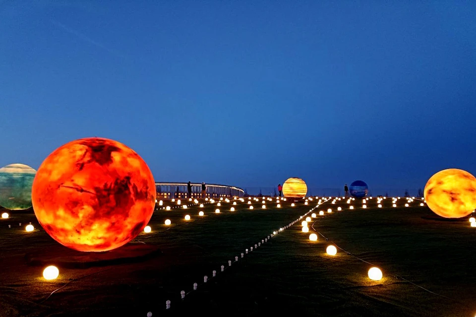 «Солнечная система» представляет собой миниатюрную копию Солнца и восьми планет, «вращающихся» вокруг него. Фото: tele2.ru