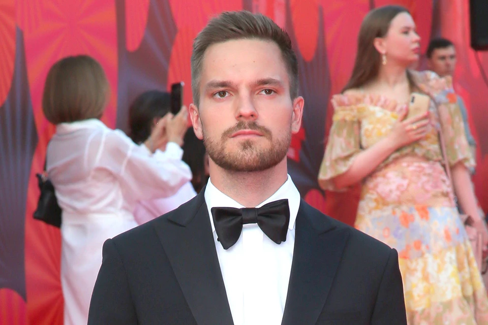 Российский актер, звезда сериала "Трудные подростки" Никита Волков рассказал, как помог юным коллегам сблизиться на площадке и чувствовать себя свободно на съемках.