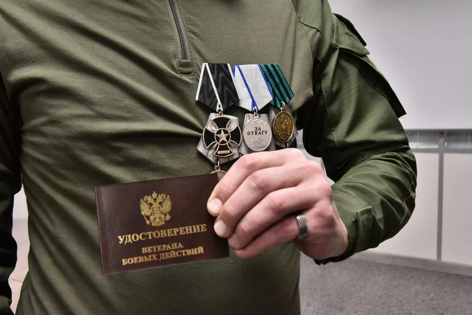 Глава Новосибирской области вручил участникам СВО удостоверения «Ветеран боевых действий». Фото: Правительство НСО