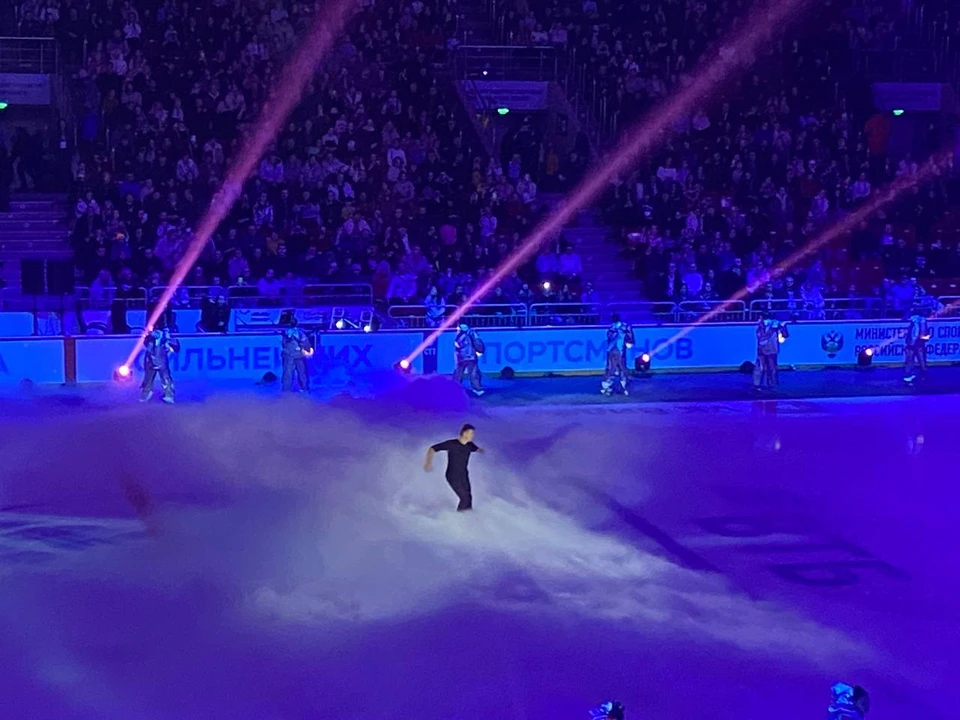 До того, как подняться на сцену Алексея Ягудин выступил перед зрителями на льду