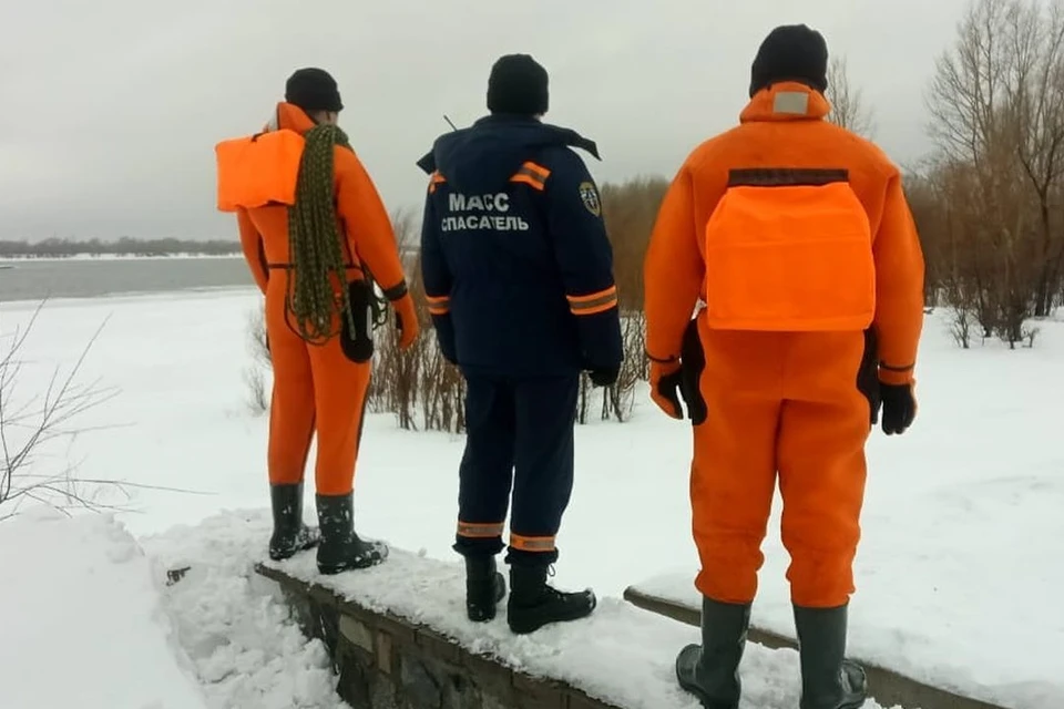 В Новосибирске на льду реки Оби обнаружили тело мужчины. Фото: спасатели МАСС