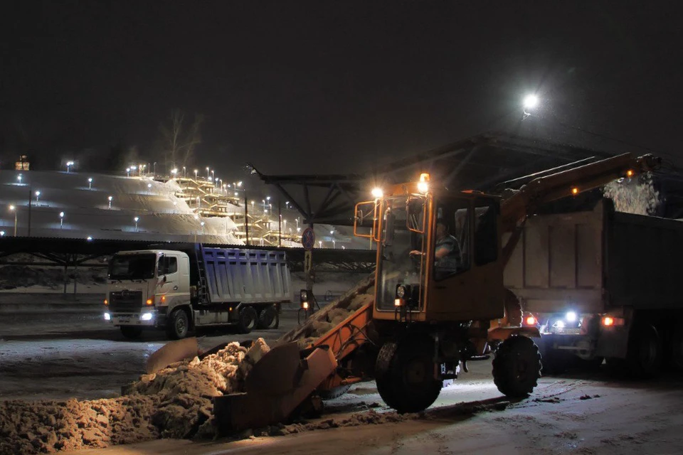 Ночная уборка снега с улиц Барнаула