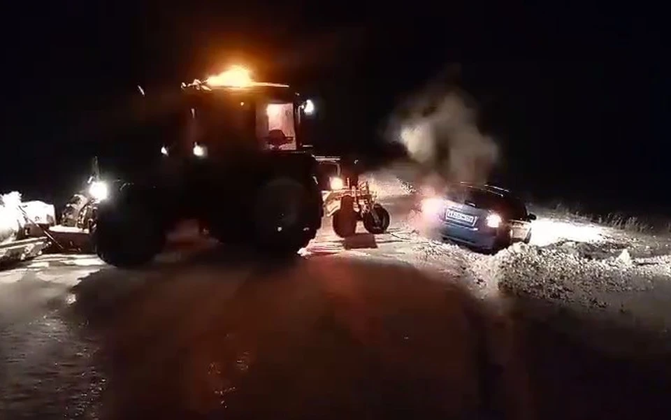 Полицейские тросом вытащили застрявший автомобиль из снежного плена на проезжую часть
