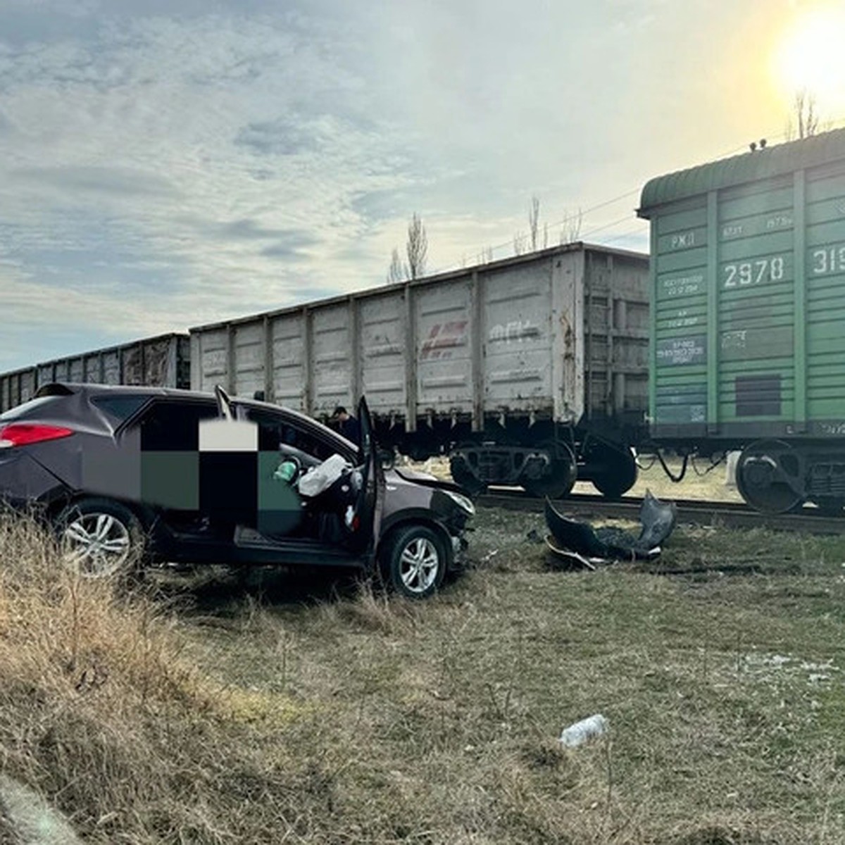 В Ставрапольском крае на переезде поезд сбил легковушку, трое детей погибли  - KP.RU