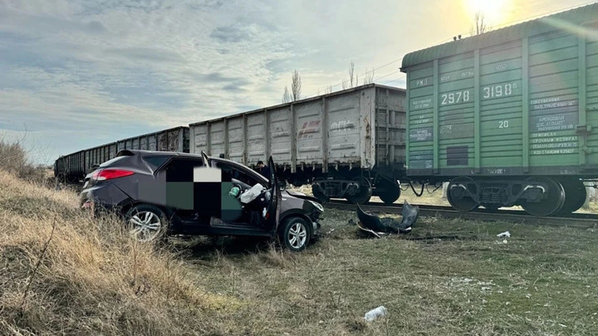 В Ставрапольском крае на переезде поезд сбил легковушку, трое детей погибли  - KP.RU