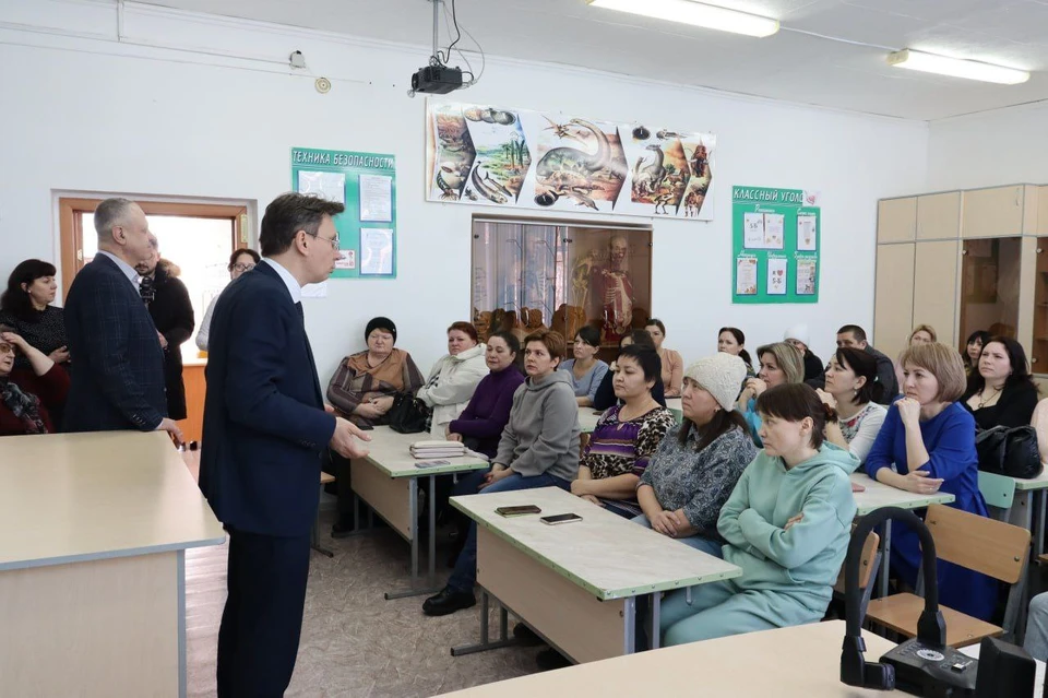 Алексей Пахомов заверил родителей, что учебный процесс не пострадает. Фото: ТГ-канал Юрия Классена