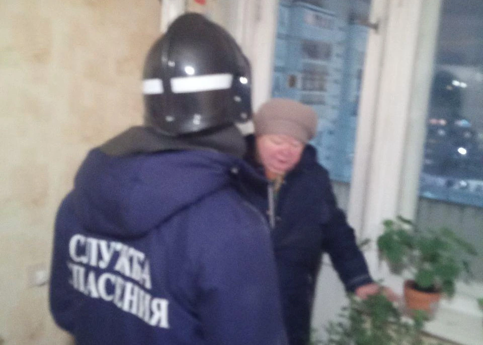 В Ульяновске спасли женщину, которая случайно заперлась на балконе | ФОТО: телеграм-канал Управление гражданской защиты Ульяновска