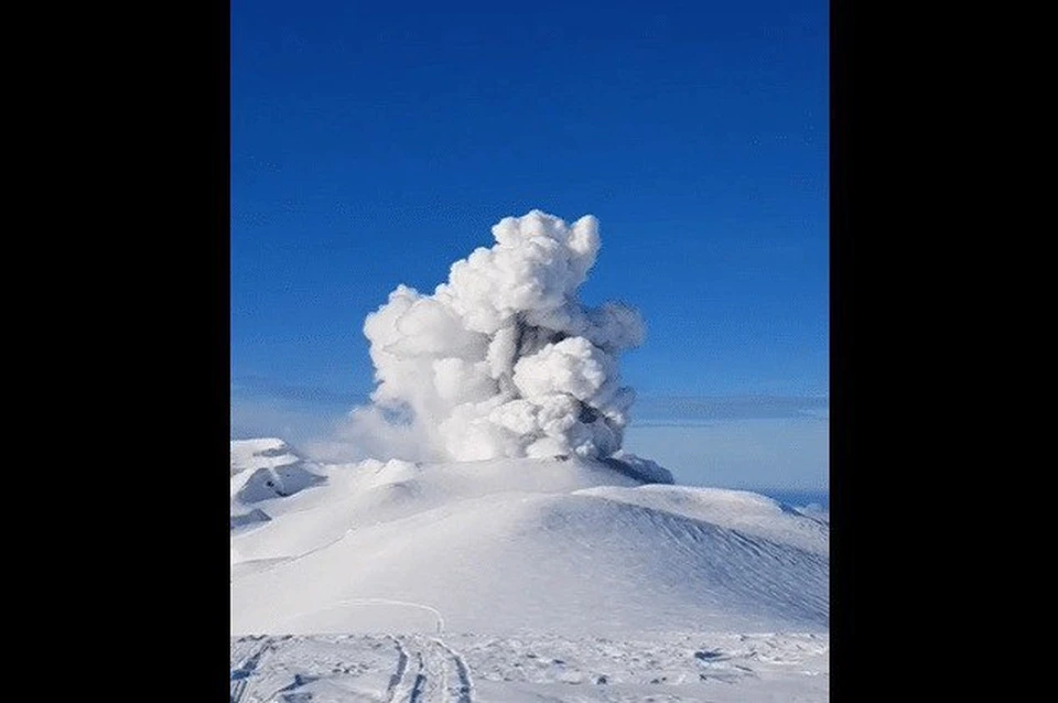 Курильский вулкан Эбеко выбросил столб пепла на высоту 3 километра. Фото: МЧС Сахалинской области