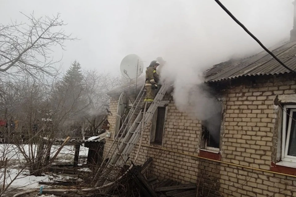 В селе Ящиково на улице Новосеверная горел дом на двух хозяев. Фото - МЧС ЛНР