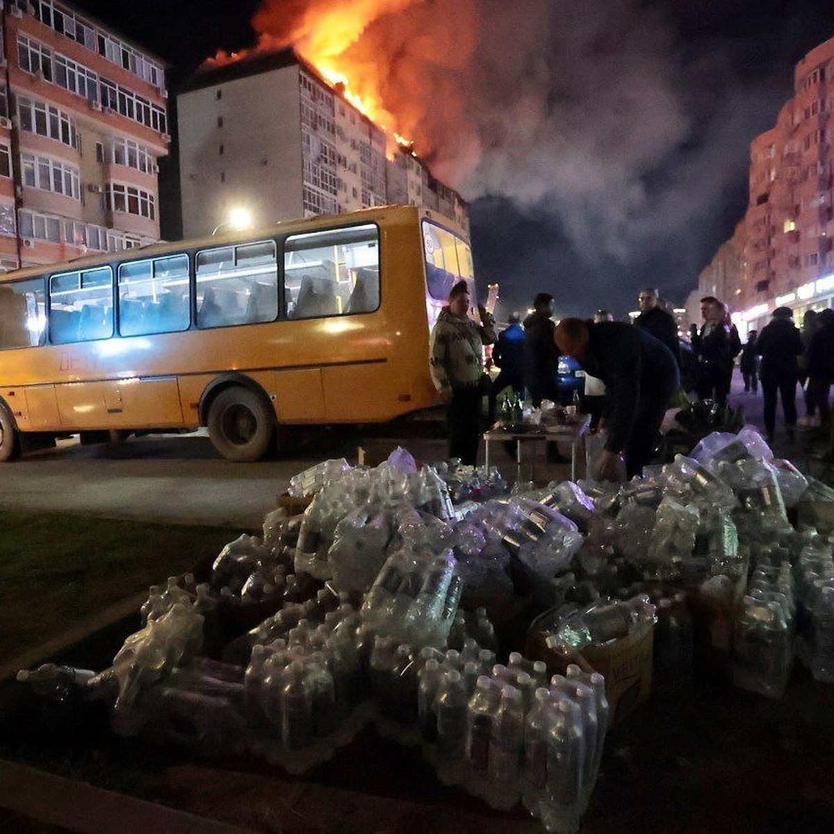 Горит уже шестой этаж! В Анапе падающие обломки с горящей крыши подожгли  балконы на нижних этажах - KP.RU