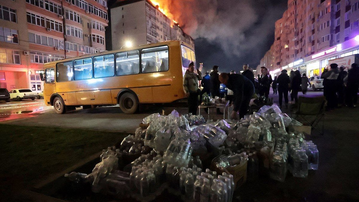 Горит уже шестой этаж! В Анапе падающие обломки с горящей крыши подожгли  балконы на нижних этажах - KP.RU