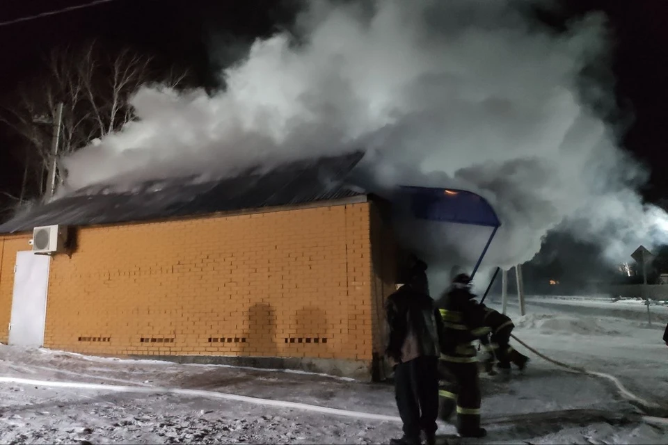 В Красноярском крае едва не взорвался горящий магазин. Фото: КГКУ "Спасатель"