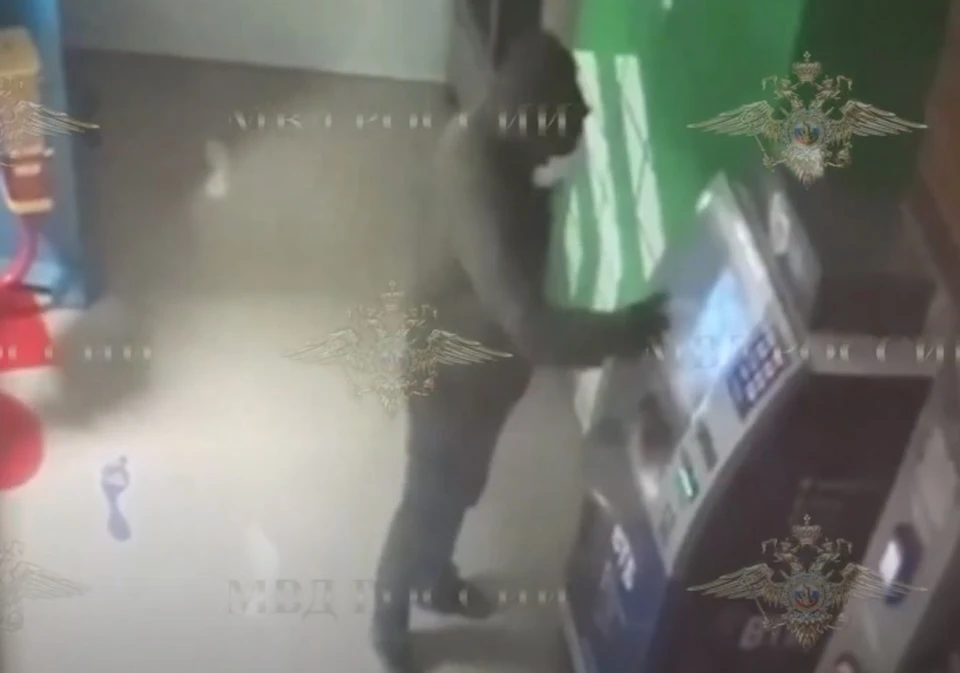 Двое волгоградцев обчистили банкомат в магазине. Кадр с видео МВД Медиа.