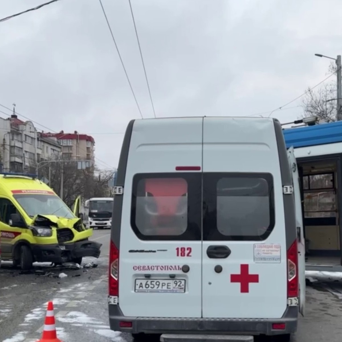 В Севастополе троллейбус столкнулся с каретой скорой помощи и легковушкой:  четыре человека в больнице - KP.RU