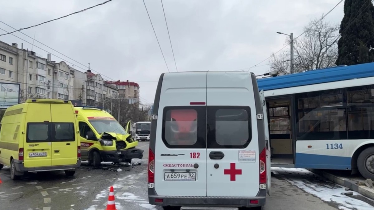 В Севастополе троллейбус столкнулся с каретой скорой помощи и легковушкой:  четыре человека в больнице - KP.RU