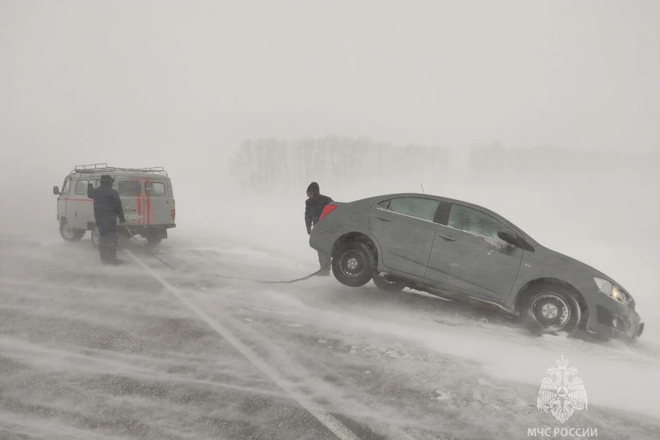 Спасатели дежурили на трассах в метель