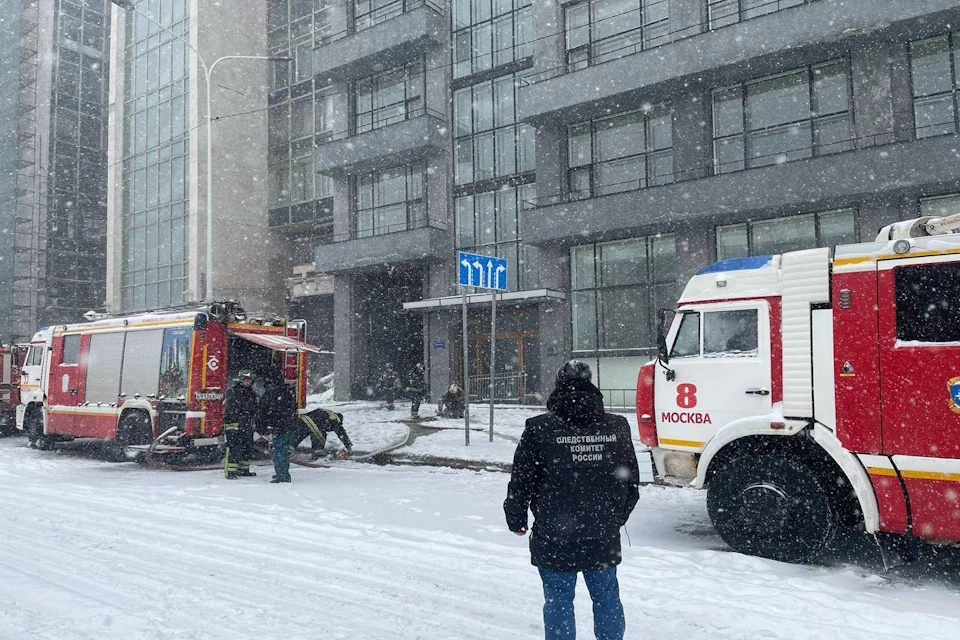 СК начал проверку после пожара на территории здания «Известия Холл» в Москве