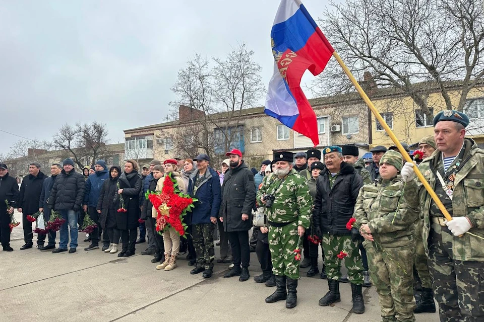 В Геническе возложили цветы в парке афганской славы Фото: министерство культуры ХО