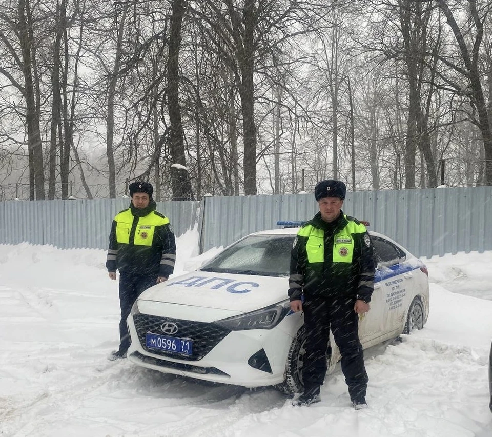 В Туле инспекторы ДПС помогли застрявшим в снегу автобусу и фуре