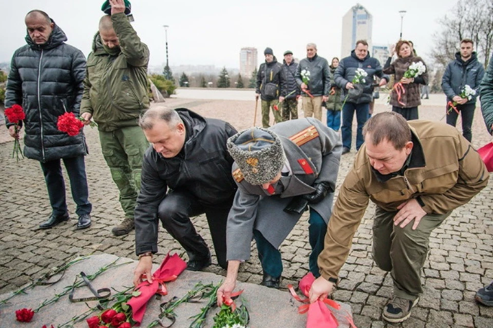 В Донецке возложили цветы к подножию мемориала «Погибшим воинам-афганцам», который установлен в парке имени Ленинского Комсомола. Фото: ОД «ДР»