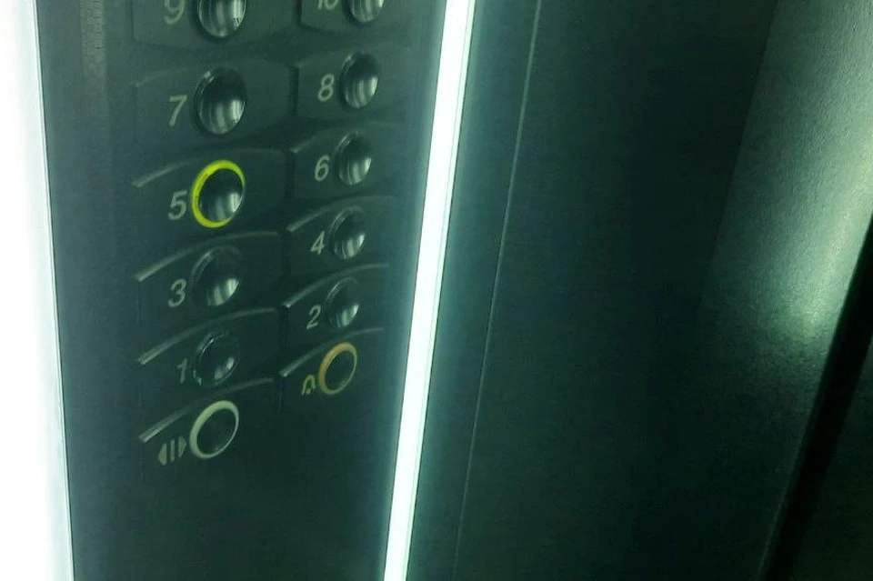 В Сургуте грузовой лифт с мужчиной внутри сорвался в многоэтажном доме